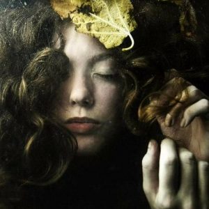 Что хотят сказать умершие,приходя к нам во сне? Существует сравнительно небольшая группа людей, способных, по их утверждению, видеть и общаться с мертвыми, духами и прочими потусторонними сущностями, существование которых не доказано официальной наукой. При этом свидетельства и утверждения, полученные от этих субъектов, для непосвященного среднестатистического человека звучат достаточно убедительно.Если поверить во все эти, кажущиеся сверхъестественными, вещи, сразу возникает огромное множество самых разных вопросов. Для чего они приходят в наш мир? Что они хотят сказать или, возможно, предупредить о чем-то нас? И существует ли человеческая душа?