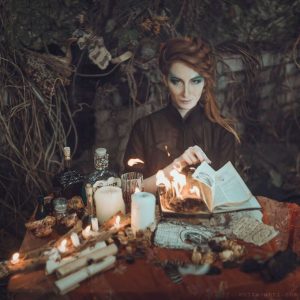 РАЗВИТИЕ КОЛДОВСКОЙ ВОЛИ Одним из самых эффективных методов развития Колдовской Воли является концентрация внимания. Поставьте перед собой свечу. Подарите ей пламя. Окружите себя тишиной, комфортом и спокойствием. Сосредоточьте свое внимание на пламени свечи. Смотрите только на пламя, ни на секунду не отводите от него взгляда.