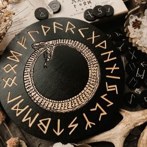 ДУХИ РУН. ДЕТИ ПУСТОТЫ : РУНЫ КАК ДУХОВНЫЕ СОЮЗНИКИ Когда Один висел на Древе, он подошел к смерти так близко, как только было возможно, не пересекая последнего рубежа. И в этом пограничном состоянии ему удалось открыть в бездне Гиннунгагап врата, через которые в наш мир проникли руны… кстати, а что это такое? Все ответы разделяются в основном на две категории: одни говорят, что руны — это «мантические символы», другие — что это «магические талисманы». Но, похоже, почти никому не приходит в голову, что руны сами по себе могут оказаться настоящими духами, а не просто предметами, пусть даже и магическими. Возможно, виной всему типичная для магов гордыня… но, быть может, руны сами создали для себя своего рода маскировку и прячутся под ней от слишком пристального взгляда. Даже те, кто работают с ними очень долго, никогда не пытаются посмотреть на них как на духов, если только их вдруг не осенит. Но если кто-то внезапно поймет, что это возможно, руны тотчас откроются ему и с этой стороны, не без ехидства заметив: «Ну наконец-то! А мы все думали, когда же до тебя дойдет».