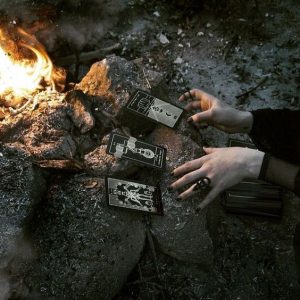 СЕМЬ ШАБЛОНОВ ДЛЯ ТРЁХКАРТОЧНЫХ РАСКЛАДОВ ОТ РОБЕРТА ПЛЕЙСА Рассмотрите три карты как одну целостную картину, посмотрите, куда течет энергия и постарайтесь дать полученному изображению интерпретацию также, как вы бы это делали со сновидением или историей с картинки в книге. Для этого вам нужно забыть все заученные ранее значения карт. Просто смотрите на свой расклад.
