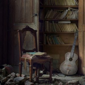 ЭНЕРГЕТИКА СТАРЫХ ВЕЩЕЙ И ПОСУДЫ С годами каждая вещь накапливает много энергетических наслоений. Есть вещи, у которых своя история. По эзотерическому учению, нужно избегать склеенных предметов, штопанных вещей. Такое утверждение все рассматривают по-разному: что разрушительного в этой энергии?