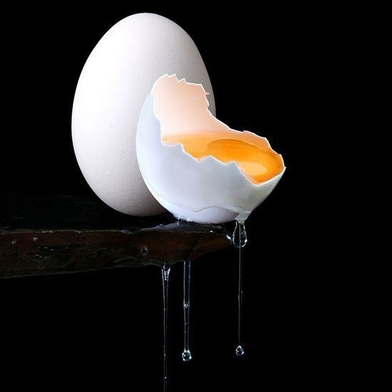 ОПРЕДЕЛЕНИЕ ПОРЧИ (ЕСТЬ ИЛИ НЕТ) ЯЙЦОМ Наполните чуть более половины стакана холодной водой из-под крана. Возьмите свежее куриное яйцо и осторожно, но быстро разбейте скорлупу яйца ножом и вылейте яйцо в воду. Не повредите желток, он должен остаться целым. Сядьте на стул или кресло, прижмите подбородок к груди. Осторожно поставьте стакан с водой и яйцом на темя. Поддерживая стакан рукой, посидите, не двигаясь, 3 минуты. Руки можно менять, если устают, но осторожно, чтобы не всколыхнуть воду. Через 3 минуты осторожно снимите стакан с головы и внимательно посмотрите.