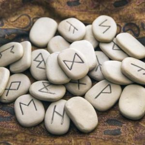 КАК САМОСТОЯТЕЛЬНО ОБУЧИТЬСЯ РАБОТЕ С РУНАМИ Мне довольно часто задают вопросы люди, по каким-то причинам не желающие поступать в различные школы рунической магии: можно ли обучиться рунам самому и что для этого нужно?