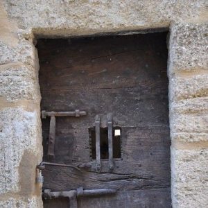 МАГИЧЕСКИЕ СВОЙСТВА ДВЕРЕЙ, КЛЮЧЕЙ И ОКОН Дверь — это не больше чем обычный кусок дерева, две ручки, три дверных петли, несколько замков. Однако двери — это вход в другие измерения. По форме они повторяют дольмены Стоунхенджа и других Европейских мегалитических структур: два камня, поставленных вертикально, а третий покоится сверху, создавая магический порог.