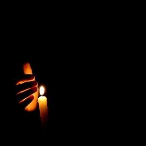 ДИАГНОСТИКА ЭНЕРГЕТИКИ СВЕЧОЙ <br> Горящие свечи тесно связаны с душевным состоянием людей и ведут себя как живые.