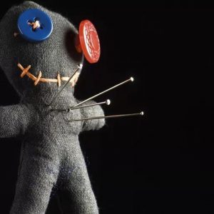 ПОРЧА НА НЕДРУГА Данная порча позволяет полностью блокировать жертву, помешать ей вредить Вам, а также заставить её стремительно деградировать. Хороша для мести, прекрасно бьет по социальной сфере. Лучше всего работает на крещеных, однако может использоваться и на представителей других религий.Проводится ночью, на убыли.Лепится вольт жертвы (привязки желательны, хотя работает и без них). Нарекается.На белой ткани чертится черным перевернутый крест.На вершине креста ставится черная свеча.Под перевернутый крест кладется крест обычный, христианский (распятие) То есть, сверху нарисованный перевернутый крест, а ниже (т.е. ближе к оператору) кладется распятие.Зажигают черную свечу. Трижды плюют на распятие, произнося каждый раз: