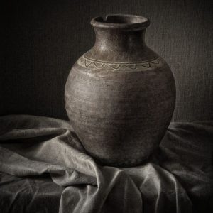 ГОРШОК, КУВШИН - ПОВЕРЬЯ И ИСПОЛЬЗОВАНИЕ В МАГИИ Горшок - кувшин - наиболее ритуализованные предметы домашней утвари. Связаны с символикой печи и земли; осмысляются как вместилище души и духов. Наиболее активно использовались в обрядах, связанных с культом предков, в частности в похоронных обрядах.