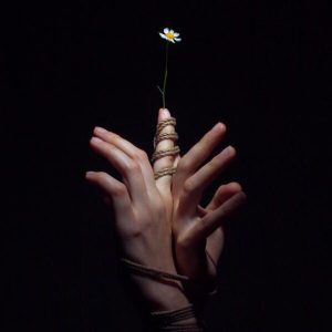 О РОДСТВЕННЫХ ДУШАХ Тебе, должно быть, не раз приходилось слышать, либо говорить слова в адрес иногда едва знакомым людям: «Он, она – моя родственная душа»? Как правило, тому причиной служат взаимная симпатия и понимание, которые, словно случайно, возникают между людьми. Но так и ли это случайно? Почему люди признают друг друга родственными душами? Потому, что они просто похожи? Что в действительности значит это понятие? Кто они эти родственные души и, какую роль они играют в нашей жизни?