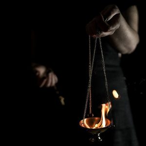МАГИЧЕСКАЯ РАБОТА В САМАЙН Самайн является одной из самых мощных ночей в году для магии. Это сверхъестественное время, время вне времени, ночь, которая ночью не является, мощное время для движения и изменений. Это хорошая ночь для: