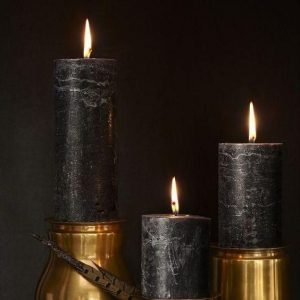 СВЕЧА - ЧАСТЬ ВЕЛИКОГО ОГНЯ. ГЛАВНЫЙ АТРИБУТ КОЛДОВСКОЙ ДЕЯТЕЛЬНОСТИ Казалось бы, такой незамысловатый предмет человеческого быта, но за его простотой стоит целая организация течения жизни, и от того немало противоречивых исследований и фактов по данному направлению. Свеча представляет собой простое сочетание воска и растительного фитиля. Ничего сложного при наличии и первого и второго для ее производства. И при этом история использования свечей напрямую связана с уровнем развития цивилизации. Первое появление и прообразы возникновения свечей описываются логикой и фантазией современного человека, и такое описание можно встретить в различных источниках: "История свечи началась с момента взятия первобытным человеком ветки, которую он зажёг в костре и пошел с ней во тьму". Далее для длительного горения придумали факелы и потом ещё догадались окунать их в жир животных, и с этого момента они были пригодны для освещения жилья. Позже появились чаши, выдолбленные в каменных плитах, для заливных свечей. Ну и апогеем данной эволюции стала электрическая лампочка, достаточно сильно потеснившая свечу, занимающую долгое время средство получения света.