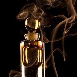 МАГИЧЕСКИЕ СВОЙСТВА ЭФИРНЫХ МАСЕЛ ● АкацияЭто масло Зевса, Обаталы, Ра, Басты, солнечных божеств. Масло акации считается священным и используется для очищения или помазания. Для создания контакта с умершим его втирают в белые свечи. Втирание смеси масел акации, камелии и мускуса, взятых в равных пропорциях, приносит счастье.