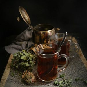 10 ТРАВЯНЫХ ЧАЕВ ДЛЯ КОЖИ Корень лопуха (Arctium lappa) – известный в научном мире целитель, положительно влияющий на печень, почки, желчный пузырь и лимфатическую систему, очищающий каждую клеточку тела. Первый признак «перегруженности» организма токсинами – ухудшение внешнего вида кожи. Наше тело пытается вывести яды через пот, тем самым отравляя эпидермис. Натуропат Шароль Тилгнер рекомендует пить чай с корнем лопуха для борьбы с акне, псориазом, экземой и фурункулами.