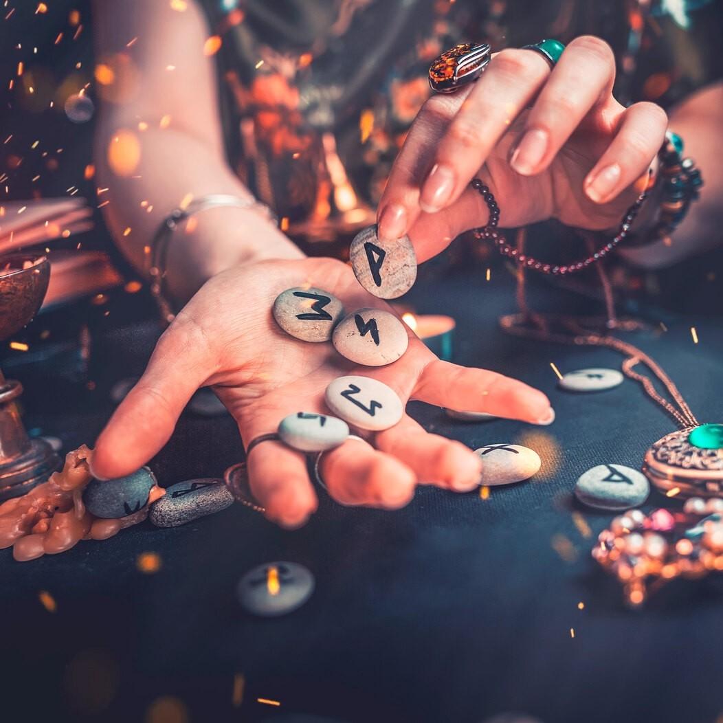 9 РУНИЧЕСКИХ ТЕХНОЛОГИЙ ЭФИРНОГО УРОВНЯ Технологии, которые мы используем в нашей ежедневной магической деятельности и которые считаем необходимым минимумом.