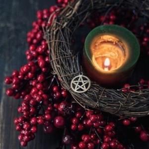 ЧТО МОЖНО ДЕЛАТЬ ВО ВРЕМЯ ЙОЛЯ ? Существует очень много видов деятельности, которой можно заняться на улице или во время празднования саббата. Многие из них покажутся вам знакомыми, потому что их давно заимствовали официальные религии.