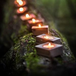 РИТУАЛЫ НА ЙОЛЬ (ДЕНЬ ЗИМНЕГО СОЛНЦЕСТОЯНИЯ) Йоль – праздник колеса года и Зимнего Солнцестояния, который отмечается в ночь с 21-го на 22-е декабря. Это самая тёмная и самая длинная ночь в году. Йоль знаменует момент, когда дни начинают удлиняться, и сила Солнца возрастает. Вот почему Йоль считается днём рождения Солнца и обновления света.