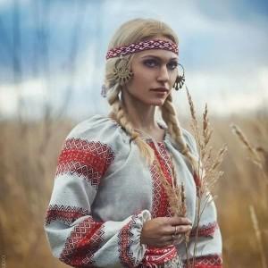 СЕМЬ ГЛАВНЫХ ОБРЯДОВ ДРЕВНИХ СЛАВЯН К выбору имени наши предки подходили очень серьёзно. Считалось, что имя — это одновременно и оберег и судьба человека. У человека за его жизнь обряд имянаречения мог происходить несколько раз. Первый раз наречение имени рожденному младенцу проводит отец. При этом все понимают, что это имя временное, детское. Во время инициации, когда ребенку исполняется 12 лет, проводится обряд имянаречения, во время которого жрецы старой веры смывают их старые детские имена в священных водах. Меняли имя и в течение жизни: девушкам, выходившим замуж, или воинам, на грани жизни и смерти, или когда человек совершал что-то сверхъестественное, героическое или выдающееся.