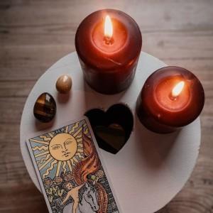 КАКИЕ КАРТЫ ТАРО ГОВОРЯТ О СКОРОМ ЗАКЛЮЧЕНИЕ БРАКА? ЖРЕЦ - как символ передачи традиции от родителей к детям. В целом Жрец- как сигнификатор союза, скрепленного на небесах. Официальный брак, возможно венчание