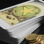 РИТУАЛ НА КАРТАХ ТАРО ДЛЯ ПРИВЛЕЧЕНИЯ ДЕНЕГ 1. Для начало нужно подготовить «алтарь», на его роль сойдет любой участок пространства с хорошим и чистым покрытием. Рекомендуется использовать скатерть или кусок ткани желательно красного, зеленого цвета(но это по желанию). Также понадобится свеча зеленого цвета.
