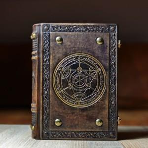 ALPHABETUM NIGROMANTICUM - МАГИЧЕСКИЙ АЛФАВИТ Один из самых нетривиальных, древних и потрясающих магических алфавитов Средневековья — Нигромантикум. Картинку я даже не меняю, это скан из чудесного средневекового сборника «Magia Cryptographica» уважаемого Иоганна Тритемия. Где он его нашел — другой вопрос, но рабочесть ряда не оставляет сомнений после нескольких лет использования. Это круче, чем любой виденный мною ряд.