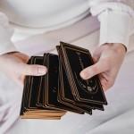 ТЕХНИКА ЗАКРЫТИЯ КОЛОДЫ ТАРО С ПРИМЕРАМИ Существует два вида закрытия колоды: - закрытие "вовнутрь", для более точной работы карт, - закрытие "наружу" - трансляция, для исполнения желаний или моделирования ситуации.
