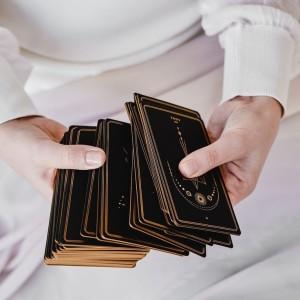 ТЕХНИКА ЗАКРЫТИЯ КОЛОДЫ ТАРО С ПРИМЕРАМИ Существует два вида закрытия колоды: - закрытие "вовнутрь", для более точной работы карт, - закрытие "наружу" - трансляция, для исполнения желаний или моделирования ситуации.