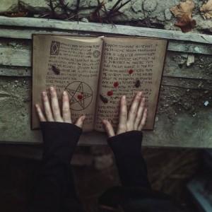 СОЗДАНИЕ КНИГИ ТЕНЕЙ Книга теней это своего рода магический сборник, так уж получилось что в книжных магазинах вы не найдете советов по практической магии, и уж тем более никаких книг с заклинаниями. А все потому, что оккультные знания даже в век компьютеризации продолжают передаваться либо из уст в уста, либо посредством написания личных дневников, которые и называются книгами теней. В такие книги записываются личные наблюдения, магические заклинания, рецепты зелий, мысли на тему оккультизма. Книги теней принято передавать по наследству своим братьям, сестрам, детям или внукам.
