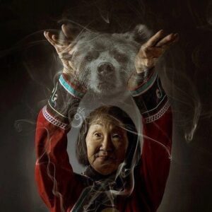 ШАМАНСКАЯ ПРАКТИКА ВЫХОДА В АСТРАЛ Есть люди, которые тысячелетиями осуществляли выход из физического тела, исследуя тонкие миры, черпая оттуда знания и силу. Их принято называть шаманами - словом из эвенкского языка, которое обозначает "тот, кто знает". У многих народов бытовало представление, встречающееся и в наше время, о том, что видимый, физический мир является лишь частью Вселенной. Обычно ее разделяют на три больших царства: Верхний, Средний и Нижний миры. Но и Средний мир, в котором мы живем, далеко не таков, каким представляется. Он населен духами, влияющими на жизнь человека буквально во всех ее проявлениях. Поэтому от шамана, который может увидеть их и способен с ними общаться и управлять ими, зависит очень многое.