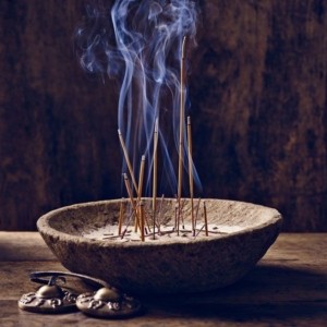 АРОМАТЫ КОТОРЫЕ СТИМУЛИРУЮТ ЧАКРЫ Ароматы, которые стимулируют чакры, интересны, многообразны и разнозначны. Однако, перед тем, как практически рассмотреть чакры и их стимуляцию с помощью запахов, коротко напомним, что такое чакры. И что такое аромат. Просто так — на всякий случай. Чтобы не вышло чего не того. 