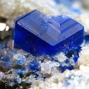 СОДАЛИТ - МАГИЧЕСКИЕ И ЛЕЧЕБНЫЕ СВОЙСТВА Содалит — это полудрагоценный камень примечательный своей цветовой гаммой. Смесь синего и белого образует причудливые формы и узоры, а происхождение минерала до сих пор до конца не ясно. По этой причине редкий кристалл очень привлекателен и для ученых-геологов, и для простых любителей самоцветов.