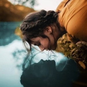 ЧИСТКА - ЛЕЧЕНИЕ НА ВОДУ Вышептывание на воду, чистка, аналогичная отливкам воском и выкатке яйцом. Достаточно мягкая, чтобы использовать ее для детей, но тем не менее – результативная. Эта чистка не приносит результатов сразу, мгновенно, надо сделать цикл чисток 7 – 12 раз. Результаты будут более сильными, если вы умеете настраиваться на воду, отключать внутренний диалог и сможете полностью сосредоточиться на работе.
