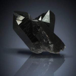 МОРИОН - МАГИЧЕСКИЕ, ЛЕЧЕБНЫЕ И ДРУГИЕ СВОЙСТВА КРИСТАЛЛА Морион (от лат. morrosus — «хмурый, мрачный», иногда — черный хрусталь) — черный или темно-бурый кварц, разновидность раухтопаза. Темная окраска кристаллов возникает в результате длительного воздействия природного радиоактивного фона, а также соседства с гранитом или ураном.