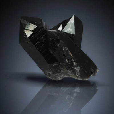 МОРИОН - МАГИЧЕСКИЕ, ЛЕЧЕБНЫЕ И ДРУГИЕ СВОЙСТВА КРИСТАЛЛА Морион (от лат. morrosus — «хмурый, мрачный», иногда — черный хрусталь) — черный или темно-бурый кварц, разновидность раухтопаза. Темная окраска кристаллов возникает в результате длительного воздействия природного радиоактивного фона, а также соседства с гранитом или ураном.