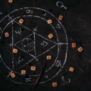 КАК И КУДА НАНОСИТЬ РУНЫ ? Материал должен быть таким, откуда вы можете руны вытереть или уничтожить носитель. Не рекомендую наносить руны в виде татуировки или выдалбливать на многотонной каменной плите.