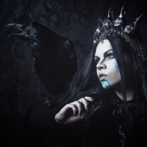 РИТУАЛЫ ХЕЛЬ В норвежско-германских мифах Хель была королевой мертвых и повелительницей Преисподней, называемой Нифльхейм. Это царство ей даровал сам Один. Нифль-хейм был одновременно миром леденящего холода и вулканического огня.Хель - дочь Локи и гиганта-женщины Ангрбоды. Вид ее был страшен потому, что одна половина ее тела была здорова, а другая - полусгнившая и больная. Хель была на стороне Рагнарека в борьбе против богов и людей, она принимала в свое царство всех мертвых, кроме тех, что погибли в бою. Одна половина ее царства была предназначена праведникам и даже богам, а другая была местом наказания для грешников.