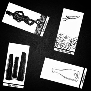 ГАЛЕРЕЯ КОЛОДЫ ТАРО "ФАНТОД" - EDWARD GOREY'S FANTOD PACK Поскольку Эдвард Гори на протяжении многих десятилетий снабжал нас визуальным словарем для обозначения милого страха, возможно, неудивительно, что Эдвард Гори разработал набор причудливых карт Таро. Набор называется “Колода Фантод”, слово фантод означает “состояние беспокойства или нервной тревожности, раздражительности” и, таким образом, возможно, самое подходящее слово Эдварда Гори.