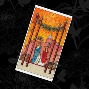 СИМВОЛИКА КАРТ ТАРО:ЦВЕТЫ,ПЛОДЫ,РАСТЕНИЯ СИМВОЛИКА ТАРО:ЦВЕТЫ,ПЛОДЫ,РАСТЕНИЯ Белые лилии Белые лилии в Таро часто символизируют чистоту мыслей и действий, невинность, добродетель, а также женское начало. Обычно встречаются в сочетании с красными розами. Виноград Он представлен на картах Девятка Пентаклей и Король Пентаклей и символизирует богатство, процветание и счастливую жизнь. Гранат Гранат встречается на картах Верховная Жрица и Императрица и говорит о женской сексуальности и плодородии, Великой Богине, тайном знании и возрождении. Древо познания Древо познания появляется в райском саду на карте Любовники, обычно с той стороны, где стоит Ева. Оно символизирует осознанный выбор знания и неизбежно следующие за ним трансформацию и отделение. Дубовые листья Дубовые листья символизируют силу, мудрость, возраст, королевское достоинство, а также врата в иной мир (в кельтской языческой традиции). Ирис Много ирисов присутствует в декоре карты Умеренность. Они растут у воды и означают послания богов или внутренних наставников. Ирида была богиней радуги, символизировавшей гармоничное сочетание цветов и широкий спектр будущих возможностей. Лавр Чаще всего появляется в виде лаврового венка и символизирует победу и достижения. Лотос Лотос традиционно изображается на карте Туз Кубков, но в некоторых колодах может встречаться и на других картах этой масти. Он символизирует мир и чистоту, расцвет психики и ее открытость высшему сознанию. Овощи Это символы урожая. На Тройке Кубков они означают богатый урожай и связанное с ним. празднование жизни, а на Семерке Пентаклей — урожай, который пока еще только в будущем и станет результатом напряженных усилий. Падуб Символ мужественности, падуб был очень популярен в кельтской и других языческих культурах, а потом стал неотъемлемой частью христианского религиозного символизма. В колодах Paйдера—Уайта— Смыт он не используется, но зато встречается во многих других. Плюш Символ женского начала, плющ часто использовался в кельтской языческой культуре, а впоследствии стал частью христианского символизма. Подсолнух Подсолнух долгое время был символом солнца и потому появляется на связанных с ним картах, таких, как само Солнце, Королева Жезлов и другие огненные придворные карты. Он символизирует радость, жизненную силу и энергию. Пшеница Пшеница появляется в карте Императрица как символ плодородия, и ее связи с землей и природой. Это целостность, жизнь, материнская забота, а также смерть и возрождение всех живых существ и времен года. Роза белая Белая роза символизирует трансформацию и обычно имеет пять лепестков. Самый яркий пример ее использования — черное знамя в руке Смерти. Здесь она символизирует то, что ждет нас по ту сторону тьмы, а также растворение «я». Роза красная Красная роза означает страсть, отвагу, действие, мужское начало ян и кровь. Часто встречается в сочетании с белой лилией. Роза о пяти лепестках Пятилепестковая роза была символом ордена розенкрейцеров и означала четыре стихии плюс пятый элемент — Дух; пятый лепесток указывает в небо, как и в случае с прямой пентаграммой. Яблоки и груши Сами по себе яблоки символизируют знание, поскольку считается, что Древо Познания в райском саду было именно яблоней. Знание обладает мистической природой; если разрезать его пополам, то рисунок семян образует звездочку, или пентаграмму. На некоторых картах колоды Райдера—Уайта— Смит яблоки присутствуют вместе с грушами (например, на карте Королева Пентаклей) и в таком контексте означают плодородие и изобилие.