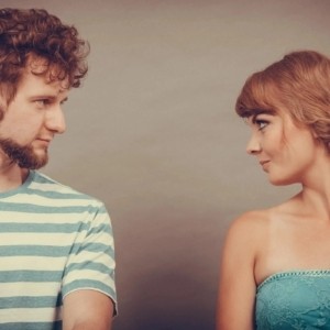 НЕ ВЗРОСЛЫЕ ОТНОШЕНИЯ МУЖЧИНЫ И ЖЕНЩИНЫ Принято считать, что в отношения вступают люди взрослые. Такое мнение основано на юридических фактах, человек достигший совершеннолетия автоматически считается взрослым. Но законы хорошо выглядят в большинстве случаев лишь на бумаге. В жизни, как правило, дела обстоят совершенно иначе. Мужчины и женщины начинают вести себя в отношениях совсем порой не по-взрослому. И дело даже не в физиологическом возрасте мужчин и женщин вступающих в отношения, а в том, что в душе они еще не сумели вырасти и стать по-настоящему взрослыми.