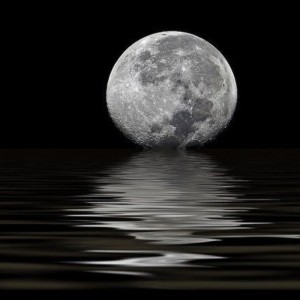 ВОДА И ЯСНОВИДЕНИЕ. ВОДНОЕ ЗЕРКАЛО Дрожащая гладь воды, особенно ночью, при луне, — это настоящее природное средство для обретения ясновидения. И вода в этом качестве всегда использовалась для прорицания. Первые такие гадания проходили на открытых водоёмах и без всяких приспособлений. Потом техника немного изменилась, гадать стали в помещениях, а воду наливать в разные сосуды.