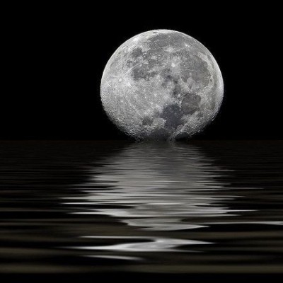 ВОДА И ЯСНОВИДЕНИЕ. ВОДНОЕ ЗЕРКАЛО Дрожащая гладь воды, особенно ночью, при луне, — это настоящее природное средство для обретения ясновидения. И вода в этом качестве всегда использовалась для прорицания. Первые такие гадания проходили на открытых водоёмах и без всяких приспособлений. Потом техника немного изменилась, гадать стали в помещениях, а воду наливать в разные сосуды.