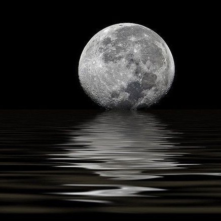 ВОДА И ЯСНОВИДЕНИЕ. ВОДНОЕ ЗЕРКАЛО Дрожащая гладь воды, особенно ночью, при луне, — это настоящее природное средство для обретения ясновидения. И вода в этом качестве всегда использовалась для прорицания. Первые такие гадания проходили на открытых водоёмах и без всяких приспособлений. Потом техника немного изменилась, гадать стали в помещениях, а воду наливать в разные сосуды.