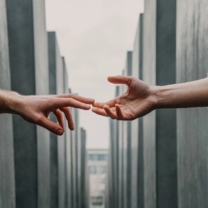 ЧТО ДЕЛАТЬ, ЕСЛИ НЕ МОЖЕШЬ «ОТПУСТИТЬ» ЧЕЛОВЕКА? Сначала мы понимаем, что отношения закончены, через разум. Но есть ещё эмоциональная часть психики, и даже после расставания она может быть включена в отношения. Почему?