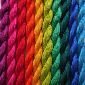 ЗНАЧЕНИЕ ЦВЕТОВ НИТИ НА ЗАПЯСТЬЕ Как и красная, зеленая нитка на запястье имеет особенное значение. Это цвет природы, который олицетворяет рост и жизнь. Он не имеет плохих значений. У зеленого цвета есть множество оттенков, и каждый из них имеет собственное, особенное значение.