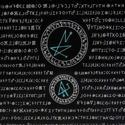 О СИГИЛАХ - КАК ОНИ РАБОТАЮТ 1. Под сигилом (в русском языке пока не установлено, сигил(а) какого рода, поэтому можно говорить и "сигил" и "сигила") понимается графическое символическое изображение магического волеизъявления, которое после его создания нужно «запустить», то есть активировать его действие. Сигилы относятся к магии Хаоса. Магия Хаоса предполагает смешение любых техник. Главным в такой магии остается метод симпатической магии, попросту говоря, магии, которая реализует желаемое в действительное.
