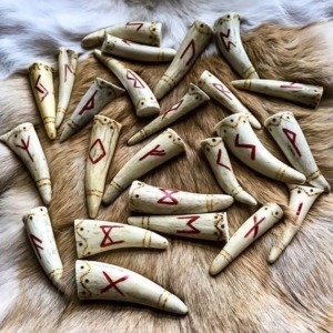 ТРАКТОВКИ РУН ДЛЯ ДИАГНОСТИКИ ЗАЩИТЫ На каждую позицию вытаскивается одна руна, если не понятно, что говорят руны – вытаскиваем доп. То же самое касается если вы будете смотреть защиту на картах.Если у вас несколько ставленных защит - смотрите каждую: "Наличие" и "Сила" - по 1 руне.Если защиты ставленной нет, то эти позиции пропускаете.На наличие защиты указывают руны в прямом положении. В природной защите они будут отыгрываться как сильные стороны характера человека (воля), наличие магических способностей или энергетики. Если руны выпадают в перевернутом положении, то делаем вывод, что защиты нет, или она очень слабая.ВНИМАНИЕ! ОБЯЗАТЕЛЬНО РАСПИСЫВАЕТЕ СВОЮ ТРАКТОВКУ РАСКЛАДА - ПОЗИЦИЯ - РУНА - ТРАКТОВКА