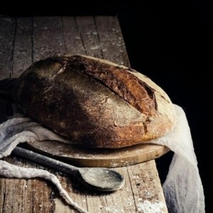 АЛТАРЬ ЛАММАСА. РИТУАЛЬНЫЙ ХЛЕБ, РЕЦЕПТЫ Едва ли можно сомневаться в том, что священные хлебные зерна из снопа сжатого хлеба, называемого Матерью хлеба, в древнейшие времена сохранялись для посева будущего года; чтобы следующий урожай был удачным, над ними проводилось множество магических ритуалов.