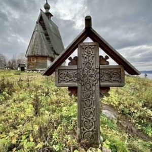 КРЕСТЫ - ГОЛУБЦЫ: ПОЗАБЫТАЯ ПОХОРОННАЯ ТРАДИЦИЯ СЛАВЯН Могильный крест с крышей появился на Руси задолго до её крещения. А первые письменные упоминания о крестах-голубцах можно встретить в легендах XX века и в «Повести временных лет».Установка поминального креста была неотъемлемой частью славянского погребального обряда. К такому поклонному кресту несли прах усопшего, а после приходили, чтобы помянуть его.