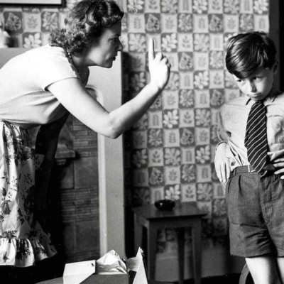 КАК РОДИТЕЛИ УЧАТ ДЕТЕЙ БОЯТЬСЯ 1. Кормят насильно или не кормят вообще. Это классика жанра. «Тебя не покормить – будешь голодный ходить». И что мы получаем? Это люди, которые в кризисной ситуации, а то и при малейшем стрессе не могут есть или не понимают сигналов от организма.