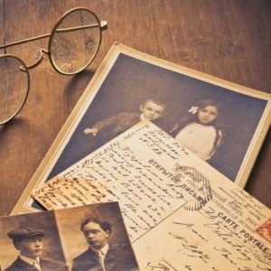 КАКУЮ ЭНЕРГЕТИКУ НЕСУТ ФОТОСНИМКИ? Фотографии представляют собой источник воспоминаний, однако также обладают своей уникальной энергетикой, которая может как помочь, так и навлечь проблемы. На запечатленных кадрах всегда сохраняется некая доля энергетики как разрушительного, так и положительного плана. Биоэнергетики заявляют, что фотографии могут удерживать часть флюидов, исследователи до сих пор не смогли раскрыть все загадки, связанные с этим явлением.