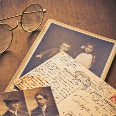 КАКУЮ ЭНЕРГЕТИКУ НЕСУТ ФОТОСНИМКИ? Фотографии представляют собой источник воспоминаний, однако также обладают своей уникальной энергетикой, которая может как помочь, так и навлечь проблемы. На запечатленных кадрах всегда сохраняется некая доля энергетики как разрушительного, так и положительного плана. Биоэнергетики заявляют, что фотографии могут удерживать часть флюидов, исследователи до сих пор не смогли раскрыть все загадки, связанные с этим явлением.