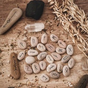РИТУАЛ СОЕДИНЕНИЯ С РУНАМИ Этот ритуал необходим тем, кто только что купил, или изготовил сам набор рун. Чтобы они работали и лучше вас понимали, необходимо соединиться с каждой руной. Для проведения этого ритуала необходимо примерно час свободного времени. И помещение в котором вас никто не будет тревожить. Т.к. используется свеча, то необходимо позаботиться о пожарной безопасности. Этот ритуал подходит для тех у кого нет рунического посвящения.